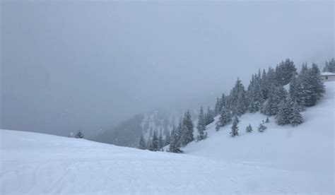 Skiing in low-light conditions